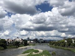 天気がいいから京都国立博物館から京都駅まで歩いていくことにしました。
でも、ちょっと雲が増えて青い空の見える範囲が少なくなったように感じます。
天気予報ではこの後は段々と天気が崩れる予定。
雨が降り始める前に帰宅することにしました。