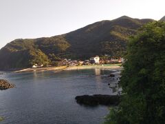 翌朝、ジョギングに出た旦那と途中で合流してワンコたちと小土肥海岸にお散歩