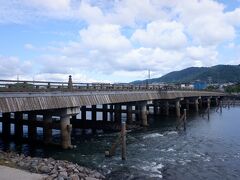 　宇治橋、元々は646年に架けられたと言われていて、日本三古橋のうちの一つだそうです。現在の橋は1996年に架け替えられたもので、擬宝珠を冠した木製高覧という伝統的な形状を使用している。