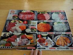 1、2階合わせての15件ほどのお食事処が在り、何処にしようか迷ったのですが、前回第2候補になってた魚市場食堂へ。うん、市場価格☆