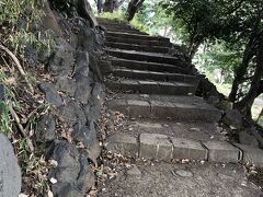 南側から公園に入ります。

まずは芝丸山古墳に上がってみます。
丸山古墳は階段があって、登れる古墳です。