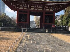 台徳院霊廟惣門は台徳院＝徳川秀忠の霊廟への入り口となる門です。
焼失した徳川霊廟の貴重な遺構のひとつです。
空襲で焼失した秀忠の霊廟があった場所には現在ザ・プリンスパークタワー東京が建っています。
