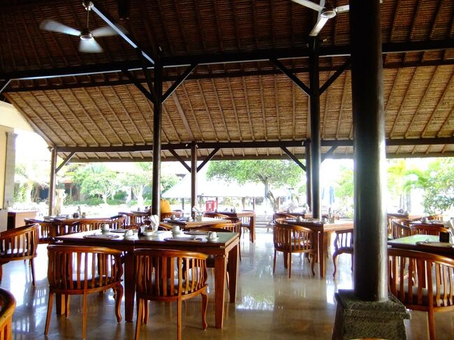 朝食の時間となったので、ビーチ側のレストランにやってきました。<br /><br />もしかして一番乗り？