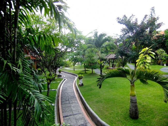 またまたリゾート内をぶらり。<br /><br />客室数が50程度の小さなホテルなので、<br />お庭もこじんまりですけれどね。