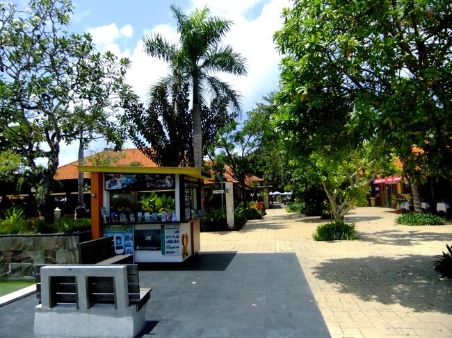 少し部屋で休んだ後、ホテルのシャトルバスで<br />ヌサドゥアのバリコレクションに行ってみることにしました。<br /><br />所要時間は15分くらいだったかな？