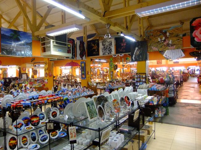 お土産になるような商品がずらり。<br /><br />割と質は良さそうでした。<br /><br />