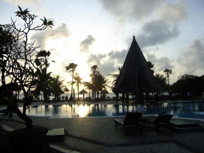 朝方のプールの雰囲気っていうのも、良いですね。<br /><br />日が昇る頃のリゾート。