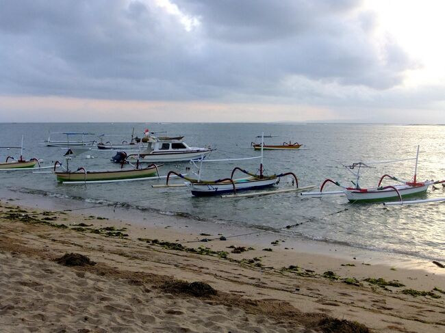 ビーチでお散歩。<br /><br />たくさんある舟はフィッシングボートですよね。<br />きっと地元の漁師が使うのでしょう。<br /><br />今回の旅、山でも海でものんびりと過ごせたのは良かったなあ。<br />ひとり旅としては最近では長旅だったし。<br />体も心もリフレッシュできたバリ島の時間でした。<br /><br />