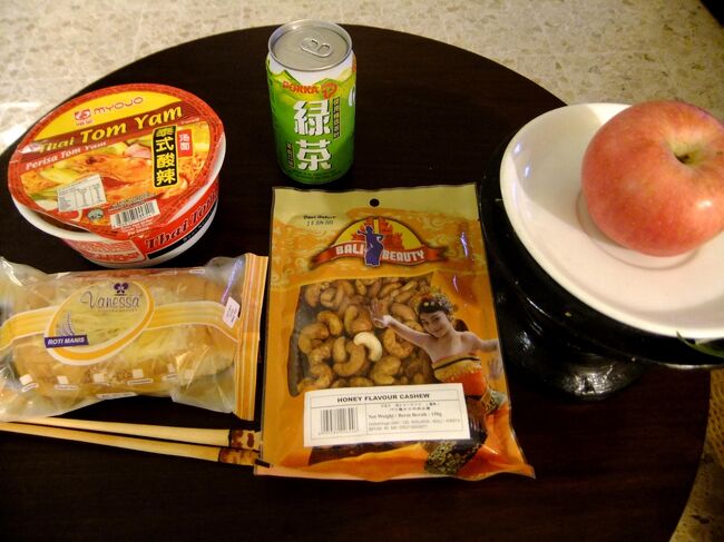 外食に行くのも面倒になった日。<br /><br />近くのコンビニで食料を調達して、済ませちゃいました。<br /><br />こんな日もあります。