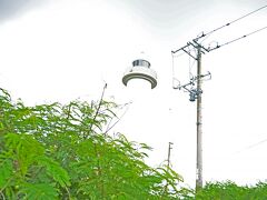 宮古島から上陸し、最遠地点にあるのが池間島灯台だ。沖縄県で5番目に建てられた灯台で1940年から使用されている。高さが約22.8メートルあるが、実際に見るとそこまで高い灯台には感じない。メジャーな観光名所ではないので観光客は皆無だ。
