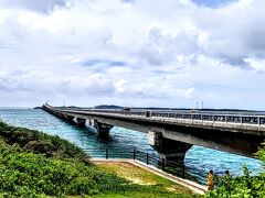 宮古島から離島に3つの大橋がかけられている。そのうちの一つがこの池間大橋だ。全長は1400メートルを超す。この橋の上では駐停車禁止なので、こうして橋の近くから撮影することになる。もちろん人の往来も可能だ。