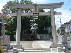 阿弥陀寺の向かいに白山神社があります。

入口の石製の鳥居と奥に向かう参道が、見えます。