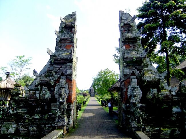 チェックアウトして、車に乗り込みます。<br />カーチャーターでまずやってきたのはタマンアユン寺院。<br /><br />割れ門と呼ばれる門があります。<br /><br />