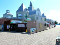 メルヘンの丘から約1分、道の駅メルヘンの丘めまんべつにやってきました。建物がメルヘンぽいです。また、写真はありませんが、この日は何らかのイベントが行われていて、駐車場も8割程度埋まっていました。