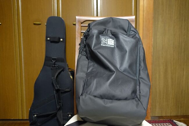 まずは日帰りでも行けたらと思い、<br />バッグも新調しちゃいました。<br /><br />街中でもハイキングでも使えて、尚且つ主張しすぎないようなデザインのもの<br />と思って、カリマーのデイパックを購入しました。サイズは25Ｌ。<br />楽天市場で12000円ほどでした。<br />1泊なら問題ない大きさでしょうか。<br />大小さまざまなポケットもあったりと、使いやすそうです。<br />カリマーのバックパックは登山を始めた30年前から<br />買い替えながら愛用しています。<br />今回で大容量のものから小さいものまで入れて<br />６個目くらいになるのかな。<br /><br />今のところ、スーパーでの買い出しにしか使ってないけど、<br />これから出かけるのが楽しみです。