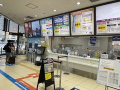 行き同様バスで空港に向かうために、駅近くにあるバスターミナルへ

空港ではカードは利用できなかったがここではカードが使えた