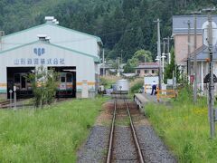 最上川を渡り、30分ほどで終点の荒砥駅に到着した。
思ったよりも趣の無い駅で、駅舎も洋風でがっかりであった。
駅前にも何も無かったので、そのまま折り返し列車で戻ることにした。