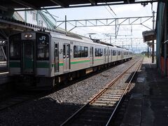 今泉駅で降りず、そのまま終点の赤湯駅へと向かう。
ところが、福島方面の列車は2時間近くない。
以前、赤湯駅で降りてワイナリーを訪れたこともあったのだが、もう一度訪れるのも気が進まないので、どうしようかと考える。
悩んでいると、隣のホームから山形行が出るとのこと。
急いで階段を駆け上がり、飛び乗ってしまった。