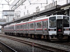 郡山駅からは、9時18分発の水郡線の水戸行があるのだが、入線時間を過ぎても列車が来ない。
遅れているみたいなのでどうしようかと思っていたところ、向こうのホームに停まっている会津若松行の列車が眼に留まった。
ふと、久しぶりに喜多方ラーメンでも食べようかと思い、予定を変更。