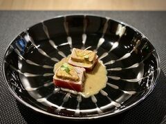 【Murakami】

各お食事は、上品で本当に美味しいのですが....


写真：マグロ＋フォアグラ＋酢味噌ソース
