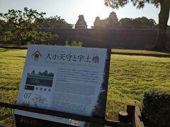 早朝散歩がてらにホテルから歩いて熊本城を見に行きました。