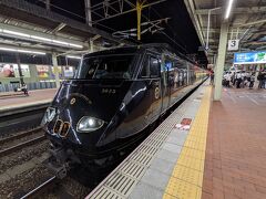 吉野ヶ里公園駅に戻って佐賀駅へ列車で移動し、駅で夕食を食べ、いよいよ３６＋３に乗車します。