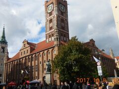 　旧市街の中心。手前の塔を持つ建物は旧市庁舎、奥は精霊教会。