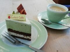 15時のチェックインまで時間があるのでお茶しよう。
てくてく20分ぐらい歩いたかな。

lucky's cafe さん。
イートインもできるケーキ屋さん。
ピスタチオのケーキとコーヒー。

この辺りケーキ屋さんて無いのよね。
地元の方なのか別荘ライフの方なのか、ひっきりなしに買いに来られていました。
