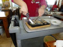 済州島の名物料理が揃う「ユリネ食堂」で焼きアワビを注文すると、おばちゃんが専用台を転がしてきて目の前で焼いてくれました。アツアツでいただくアワビが美味しくないはずがありません。
【2016年3月訪問】