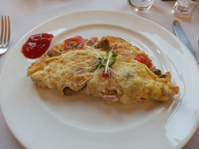 朝の卵料理はオーダーを聞き、好みに仕上げてくれた。イギリスのマッシュルームはとてもおいしい。