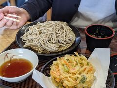 お土産見たり、ぶらぶらしてから
もう昼ごはん食べよっか？となり、初めブルワリーが併設されてるレストランを見てたけど。
フードコートみたいに見えるそば屋にしました。

地元の主婦の方が中心になって運営しているらしい。
手打ちのおそばが食べられるお店！
コロナ対策もしっかりしていて、何よりスタッフのお母さん達が明るくて気持ちが良かった。

注文して、ブザーがなったら取りに行き、下げもセルフです。


夫はかき揚げがついたもりそば。