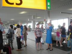 予定ではアムステルダム空港13:00着のところ、着いたのは2時過ぎ。
次の成田行きKLM861便は14:40発。チケットの搭乗時間は13:40。
「東京行きのヒトはトランスファーデスクに連絡してください」とのアナウンスがあり、ツアーのわれわれは一緒に空港職員に先導されてパタパタと出国審査を通り抜け、成田行きに搭乗。間に合ってヨカッタ。
そして飛行機は予定より20分遅れで出発したのでした。
ホっ。