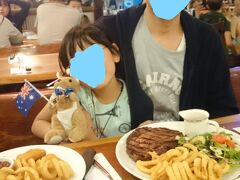 夕食はオーストラリアを代表するステーキチェーンのひとつ、ホッグスブレスへ。
ボリューム満点！

月曜日はキッズミールフリーキャンペーンもやっており、そちらも注文しました（＾＾；
