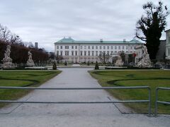 ホーエンザルツブルク城へ向かう途中にミラベル宮殿があります。