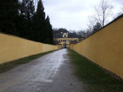 黄色い壁の真ん中に見えるヘルブルン宮殿