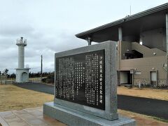 「刑部岬（ぎょうぶみさき）」
飯岡灯台があるということは、それだけ周囲に何も邪魔されることがないほどの高台になっています。視界が開けていて、ぐるりと広く見晴らせます。
「刑部岬展望館～光と風～」の上まで行くと、さらに一段と高いので良く見晴らせるので、おすすめです。