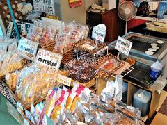 「海風」
銚子電鉄で有名になった『ぬれせんべい』を店頭で焼いていて、焼きたてを購入できます。1枚（90円）購入、早速食べてみました。焼きたてのお醤油の香ばしさが売りですね。