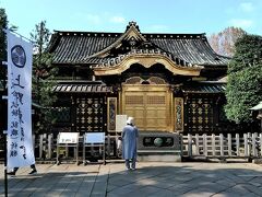 「上野東照宮」
江戸城から見て鬼門の上野に徳川家の菩提寺になる「寛永寺」を建てたので、徳川家康を祀る「上野東照宮」も建てられたそうです。
黒漆に金箔を使ったことで、とても引き締まった、荘厳さを感じます。
中でも中央に見える『唐門』は、金箔で光り輝いています。左甚五郎による『昇り龍と降り龍』は、本当に立体的で、生き生きとしています。