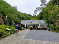 正面の建物が地下の大谷石の採掘場の入口になります。
こちらの見学は800円かかります。