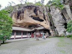 今から約1200年前の弘仁2年に、弘法大師によって開基されたとされる古刹の大谷寺の本堂は大谷石の洞窟にすっぽりとはめられたように建てられています。