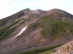 乗鞍岳とは、飛騨山脈南部の長野県松本市と岐阜県高山市にまたがる山頂部のカルデラを構成する最高峰の剣ヶ峰・朝日岳などの8峰を含め、摩利支天岳・富士見岳など23の峰からなる山々の総称です。