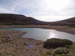 畳平にある鶴ヶ池を見ていきましょう。

鶴ヶ池はカルデラ内の火口原(平坦部)に水が湛えられる火口原湖との説がありますが、堰止湖とする考えもあるそうで、実態は定かではありません。