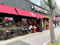 東京・銀座コリドー街【SUPER GRILL BROS. 】

2021年6月4日にオープンしたアメリカンダイニング
【スーパーグリルブラザーズ】の写真。

ホテルでチェックアウト後、『ミッドタウン日比谷』に向かって
歩いている時に見つけました（先月宿泊したフォーシーズンズホテル
東京大手町とはまた別のホテルになります。）

前回、この場所がメキシコ料理店【TORO TOKYO】だった時に
載せました。お店の造り的には一緒かな？

<キラキラな銀座のイルミ★ ブランドショップ巡り 
【アルマーニ リストランテ 銀座タワー】、
【アルフレッド ダンヒル バー】、【グッチ・カフェ】、【ラデュレ】、
【イル・ピノーロ】など銀座にあるカフェレストランで食べ歩き♪>

https://4travel.jp/travelogue/11080102