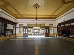 門司港駅は国の重要文化財に指定されている大正レトロな駅です。