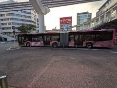 コロナ前は門司港駅からの空港シャトルバスもありましたが運休中なので小倉駅まで移動し、駅前から北九州空港へ。