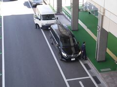 軽井沢駅に着くと、ベンツのワゴン車が出迎えてくれました。さすがヒルトン。