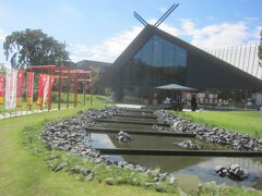 まずは入口の脇にある武蔵野坐令和神社でお参りします

『むさしのにます うるわしき やまとのみやしろ』と読みます