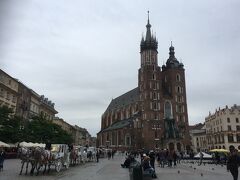 聖マリア聖堂
Bazylika Mariacka

まずは、旧市街の中心、中央広場へ。
ヨーロッパの旧市街には必ず、中央広場と大聖堂はセットになっている。
見えているのは聖マリア聖堂。高さや装飾の異なる２つの塔が特徴的。

中に入るのは明日。