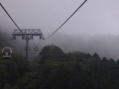 早雲山駅からは、箱根ロープウェイに乗車。
ちょうど定期保守整備中で、途中の大涌谷駅から桃源台駅の間が運休中とのことで、大涌谷駅からは、代替バスが走っているということだ。
とりあえず大涌谷駅まで行くことにしたが、しばらくすると急に霧が出てきた。