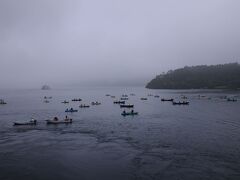 しばらくして、箱根町港に入港した。
港の近くには、釣り船が多く浮かんでいたが、大きな船が出入りするのに、怖くないのだろうか。
箱根町港からは、またもや隣国の団体客が大勢乗船し、船内は大賑わい。
港のすぐそばでは、箱根の関所跡が見えた。